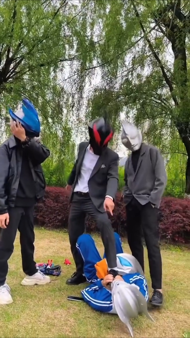 赛罗奥特曼被虐鸡图片(赛罗奥特曼被切腹部图片)